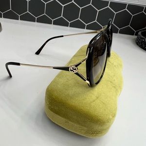 **LIKE NEW GUCCI SUNGLASSES** Amazing deal!!!